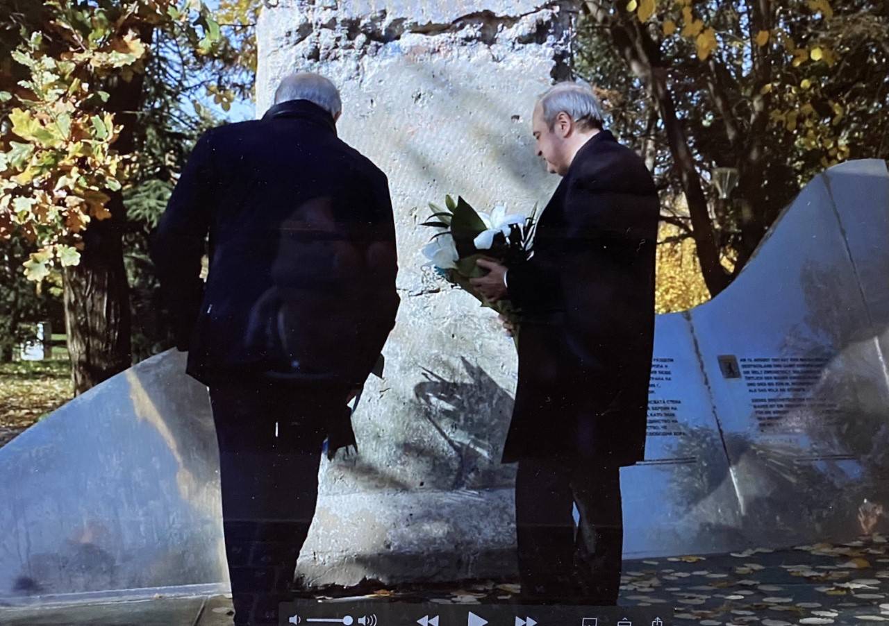 Проф. Анастас Герджиков на паметника Берлинска стена до НДК